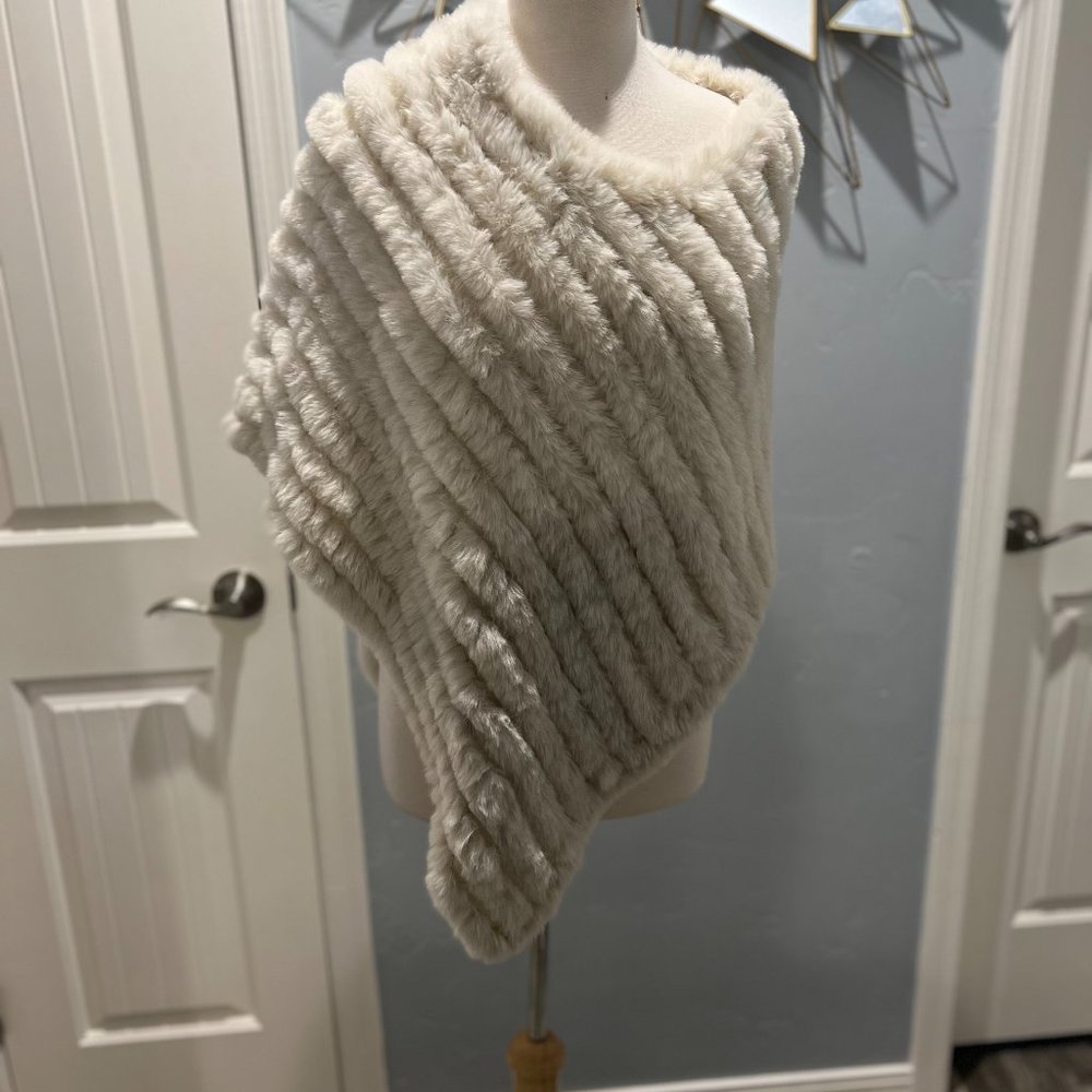 BCBGMAXAZRIA ELINOR FAUX FUR PONCHO CAPELET ONE SIZE